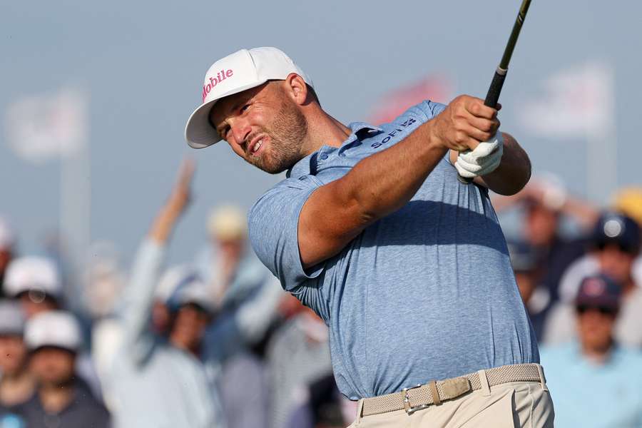 Wyndham Clark plays his tee shot on the first hole during the first round of the US Open