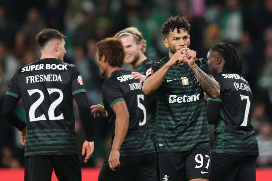 Luis Suárez bisou contra o Estrela Luis Suárez bisou contra o Estrela