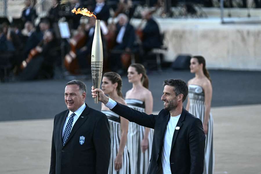 Tony Estanguet, Presidente do Comité Organizador dos Jogos Olímpicos e Paralímpicos de Paris 2024, segura a tocha olímpica