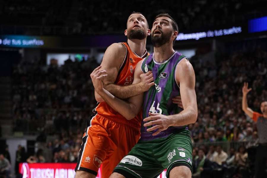 La lucha por un rebote entre David Kravish y Matt Costello