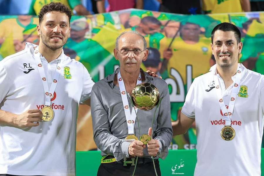 Jorvan Vieira com a Taça da Federação do Omã Jorvan Vieira com a Taça da Federação do Omã