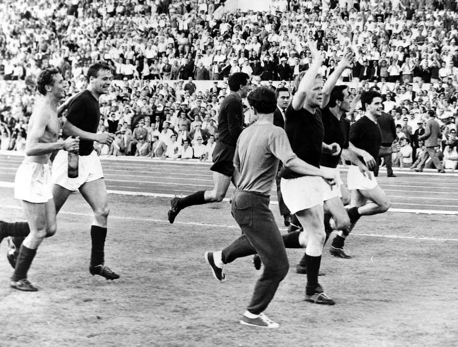 Il Bologna dello scudetto nel 1964 nello spareggio contro l'Inter Il Bologna dello scudetto nel 1964 nello spareggio contro l'Inter