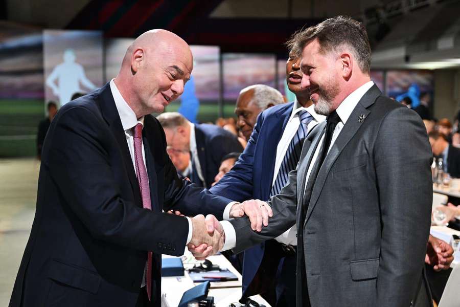 Alejandro Domínguez cumprimenta Gianni Infantino, presidente da FIFA Alejandro Domínguez cumprimenta Gianni Infantino, presidente da FIFA
