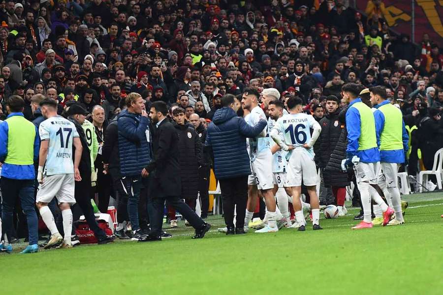 Președintele clubului Adana Demirspor și-a dat demisia după ce echipa a abandonat meciul cu Galatasaray