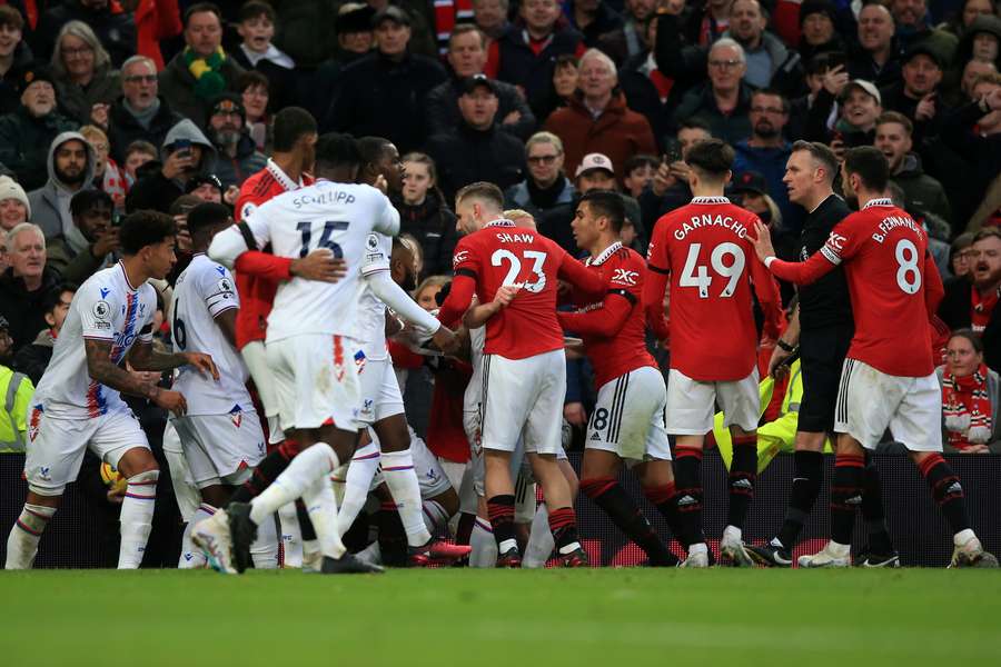 O momento em que jogadores do Manchester United e do Crystal Palace se envolveram em confrontos