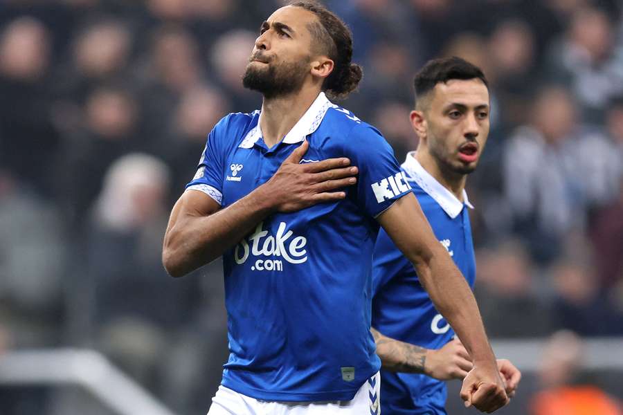 Calvert-Lewin marcou um penálti decisivo para ajudar o Everton a empatar com o Newcastle