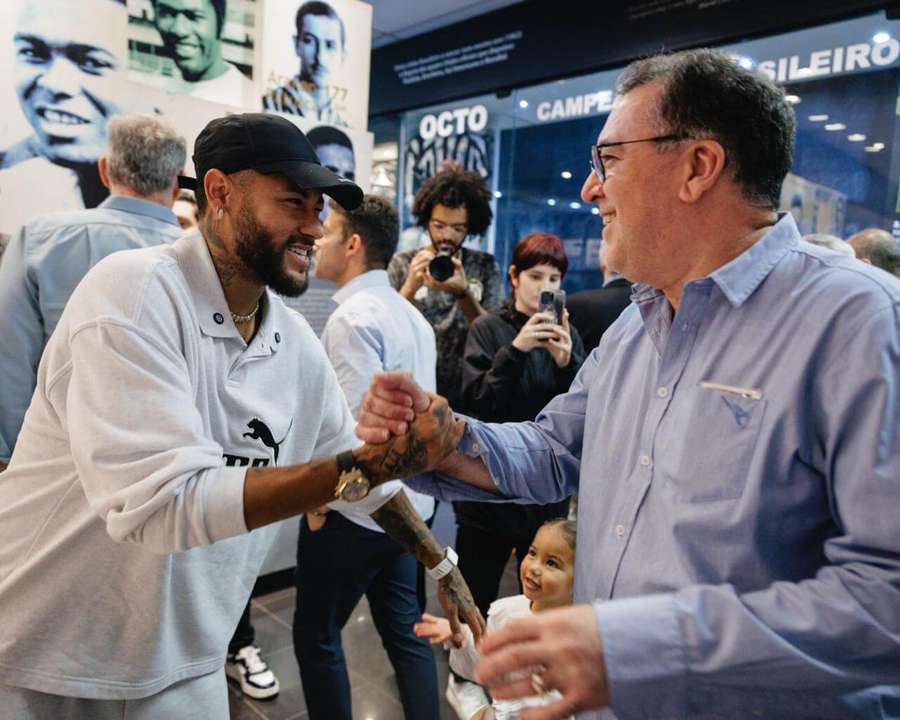 Neymar cumprimenta Marcelo Teixeira