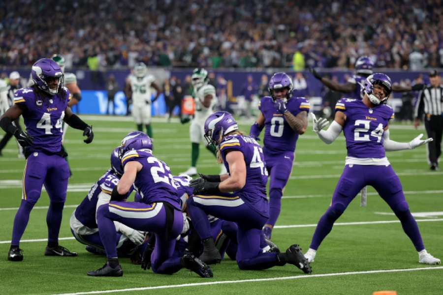 Fans en spelers genieten van opener Londense reeks in Tottenham met zege Vikings