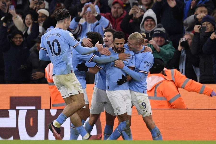 City sai atrás, mas vira e vence o Tottenham com dois de Mahrez