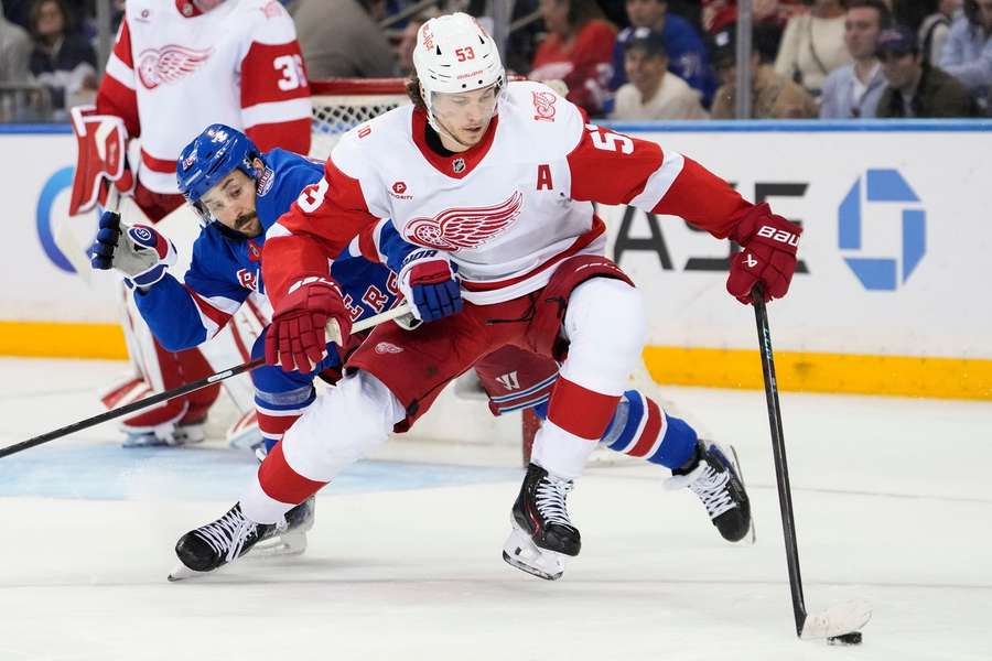Moritz Seider und die Detroit Red Wings scheitern an den Rangers. Moritz Seider und die Detroit Red Wings scheitern an den Rangers.