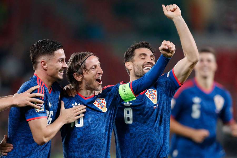 Luka Modric, din Croația, sărbătorește primul gol al echipei alături de coechipieri