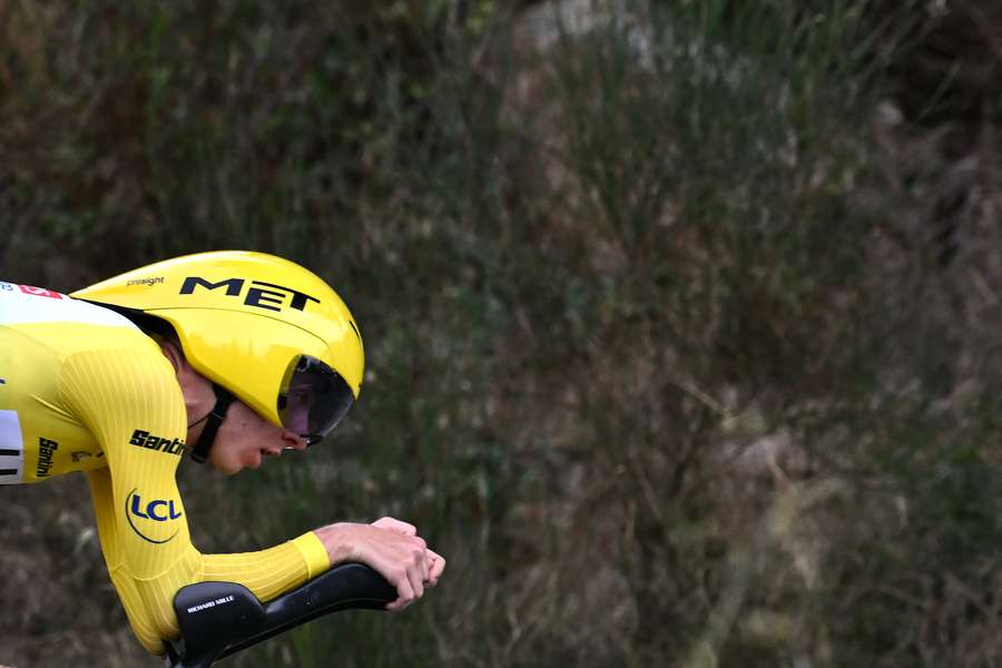 Pogacar vola e conquista la crono finale del Tour de France