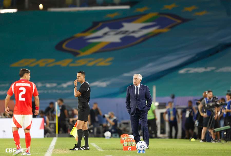 Ancelotti durante o 3 a 0 contra o Chile