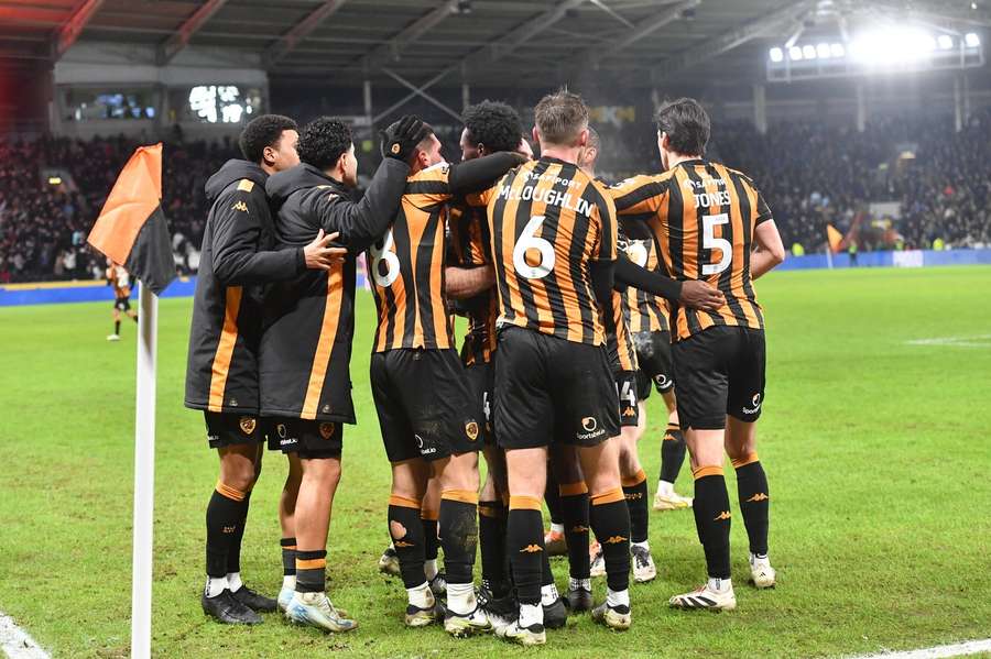 A equipa festeja golo marcado por Abu Kamara, avançado do Hull City