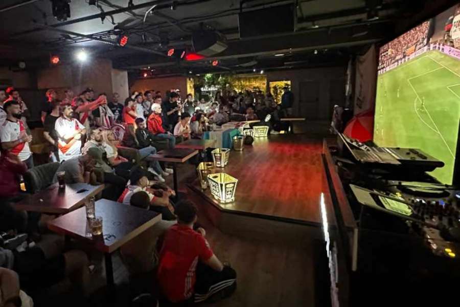 Aficionados de River congregados en la sala La Santa en Madrid