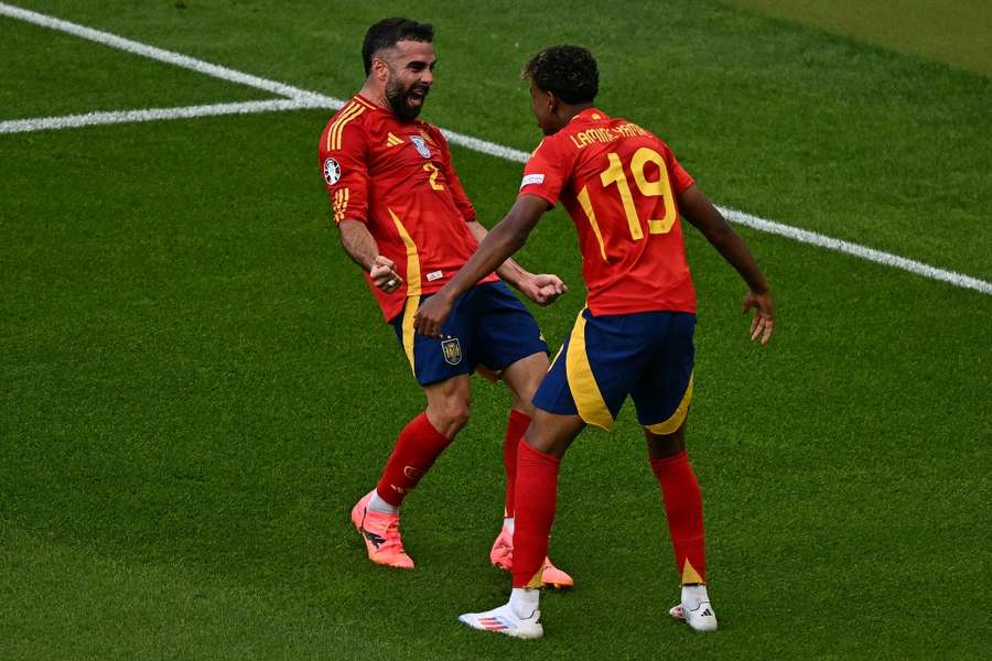 Carvajal celebra com Lamine Yamal o 3-0 de Espanha frente à Croácia no Euro-2024