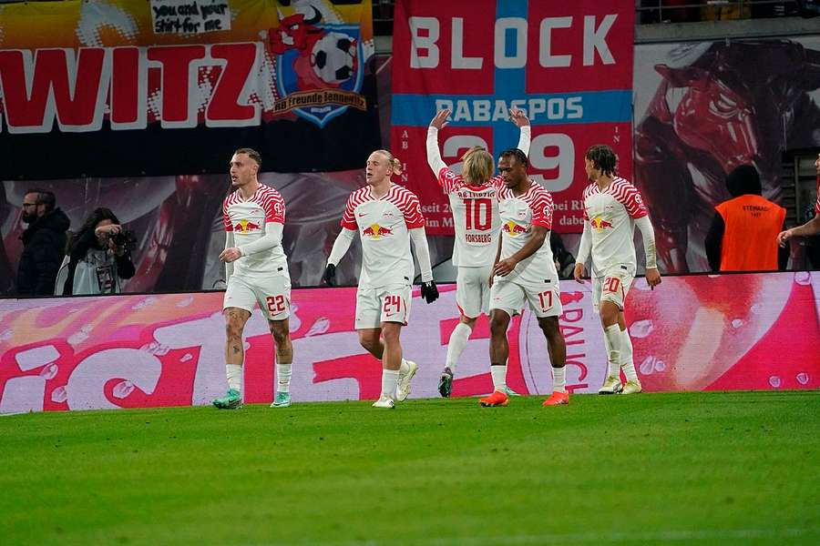 Forsberg celebra o golo que guiou o RB Leipzig ao triunfo