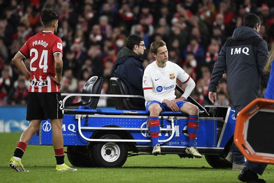 Frenkie de Jong moest van het veld worden gereden