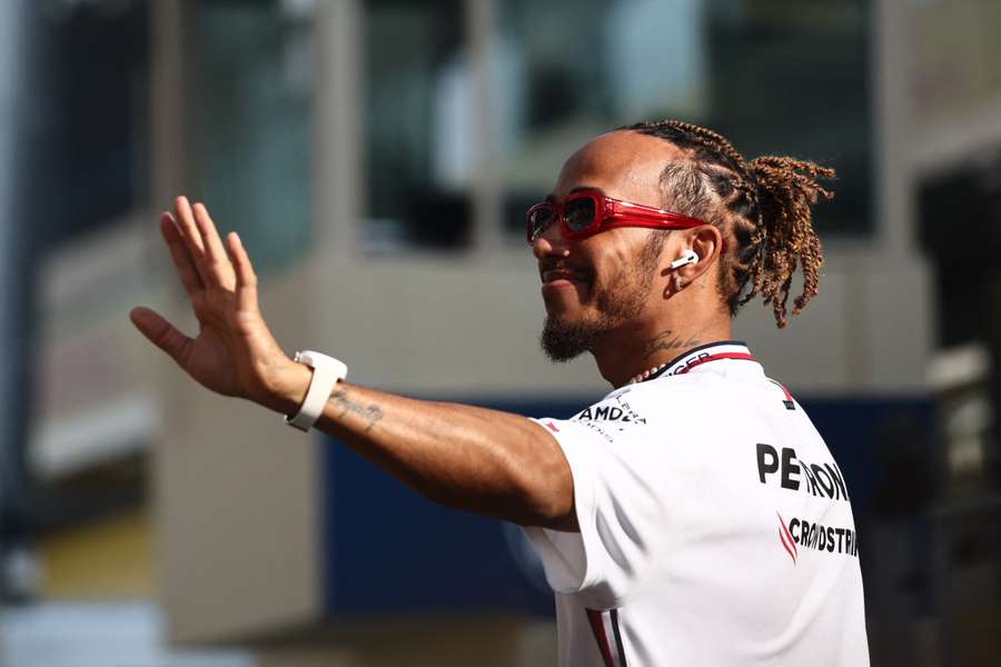 Lewis Hamilton cumprimenta os seus fãs