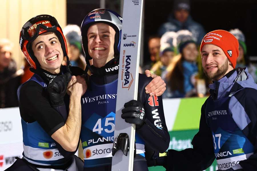 Andreas Wellinger (m.), Markus Eisenbichler (r.) und Constantin Schmid hoffen auf eine erfolgreiche Saison 2024/25