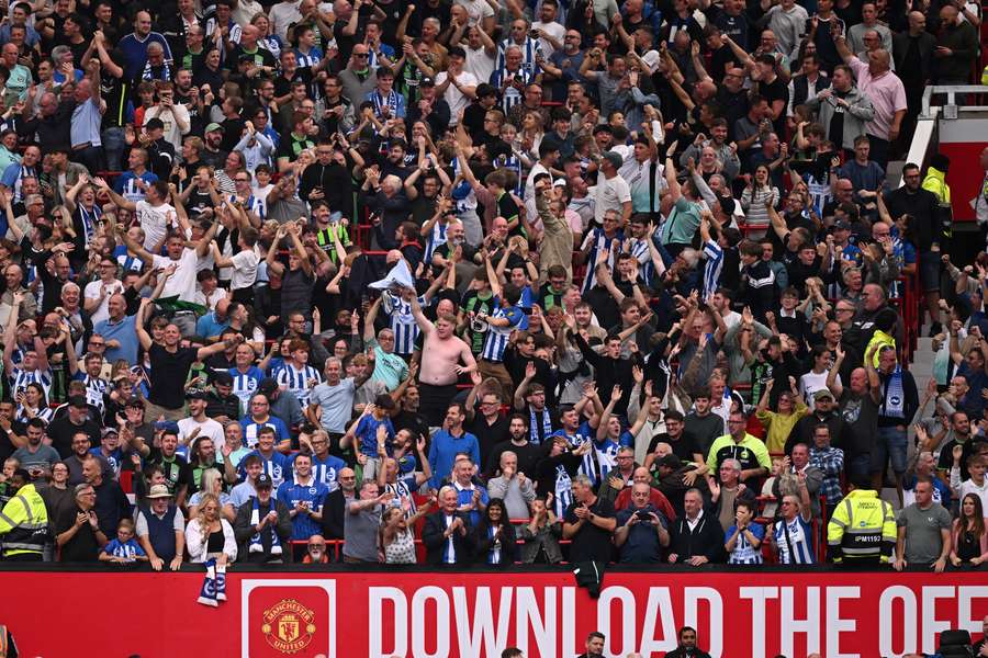 A torcida do Brighton fez a festa em Old Trafford mais uma vez