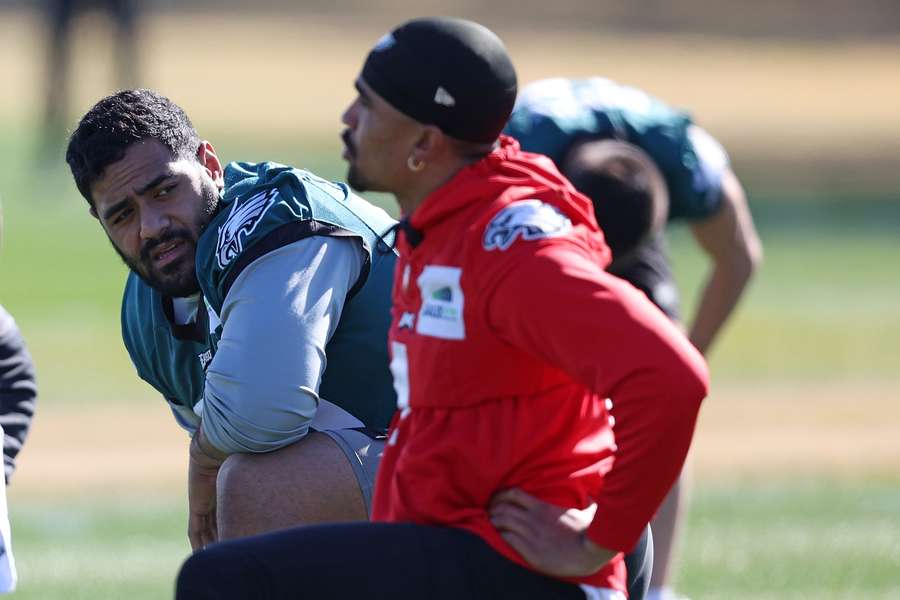 Jalen Hurts y Jordan Mailata durante un entrenamiento de los Philadelphia Eagles