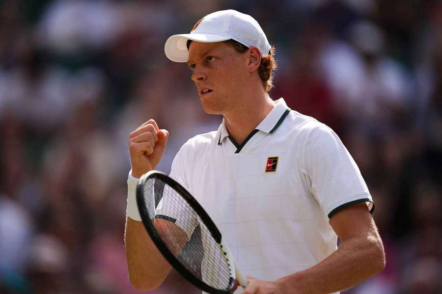 Jannik Sinner v zápase proti Novaku Djokovičovi.