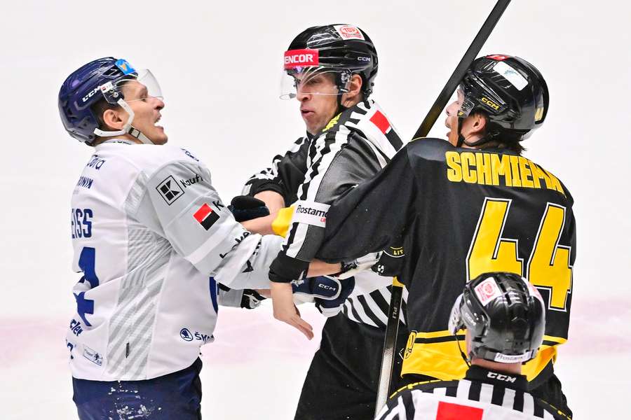 Quinn Schmiemann (vpravo) dostal trest na dva zápasy. Quinn Schmiemann (vpravo) dostal trest na dva zápasy.