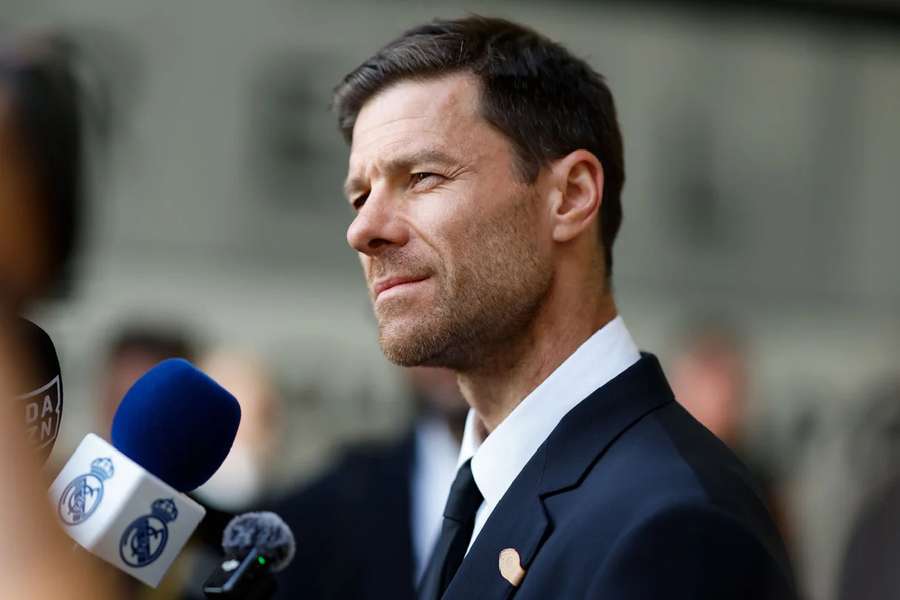 Xabi Alonso, atendiendo a Real Madrid TV