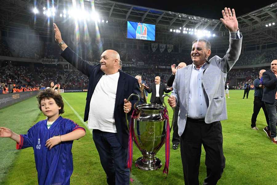 Gabi Balint și Marius Lăcătuș, alături de replica Cupei Campionilor Europeni, la 40 de ani de la triumful de la Sevilla Gabi Balint și Marius Lăcătuș, alături de replica Cupei Campionilor Europeni, la 40 de ani de la triumful de la Sevilla