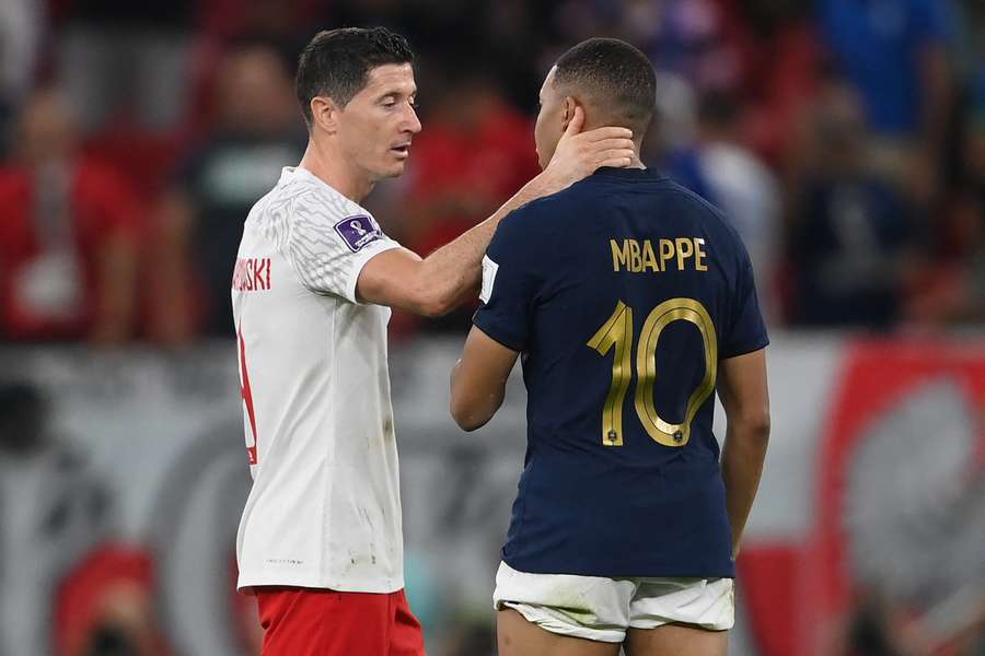Robert Lewandowski i Kylian Mbappe podczas meczu Polska - Francja na MŚ w Katarze