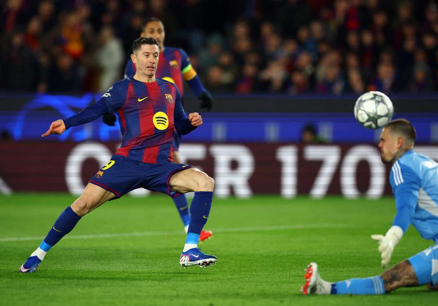Barcelona's Robert Lewandowski shoots at goal against FC Copenhagen Barcelona's Robert Lewandowski shoots at goal against FC Copenhagen