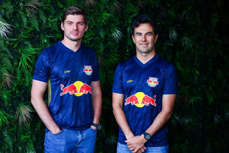 Max Verstappen e Sergio Pérez com a nova camisa do Red Bull Bragantino