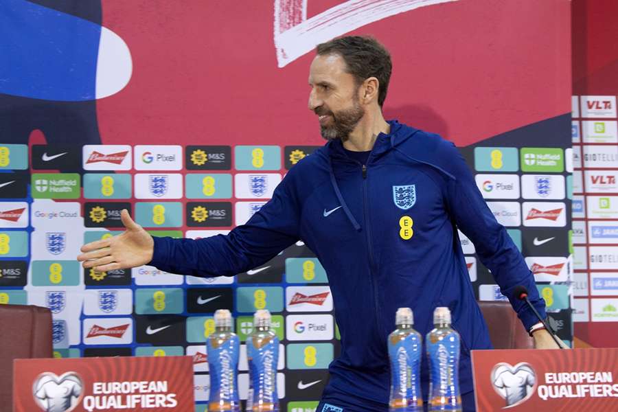 Southgate gaat iemand buiten beeld een hand geven