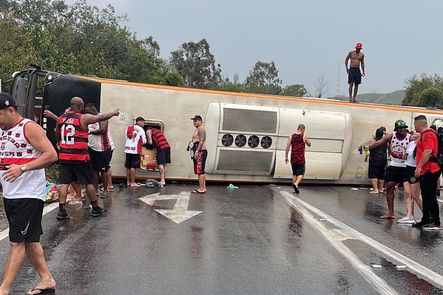 Autobús con hinchas del Flamengo vuelca en la autopista Presidente Dutra Autobús con hinchas del Flamengo vuelca en la autopista Presidente Dutra
