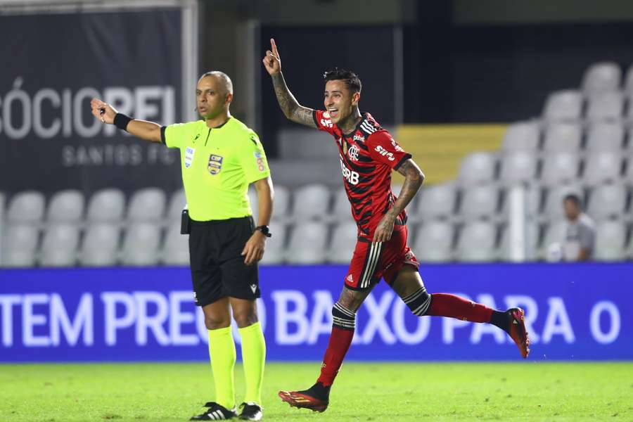 Pulgar garantiu a 4ª vitória seguida do Fla na Vila