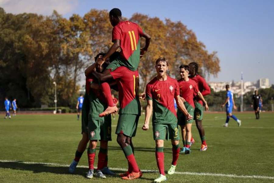 Jovens portugueses celebram triunfo