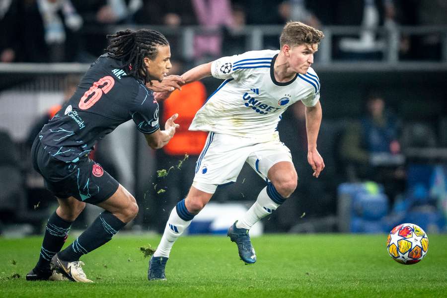 Manchester Citys Nathan Ake i kamp med FC Københavns Elias Jelert i forbindelse med at FC København møder Manchester City i