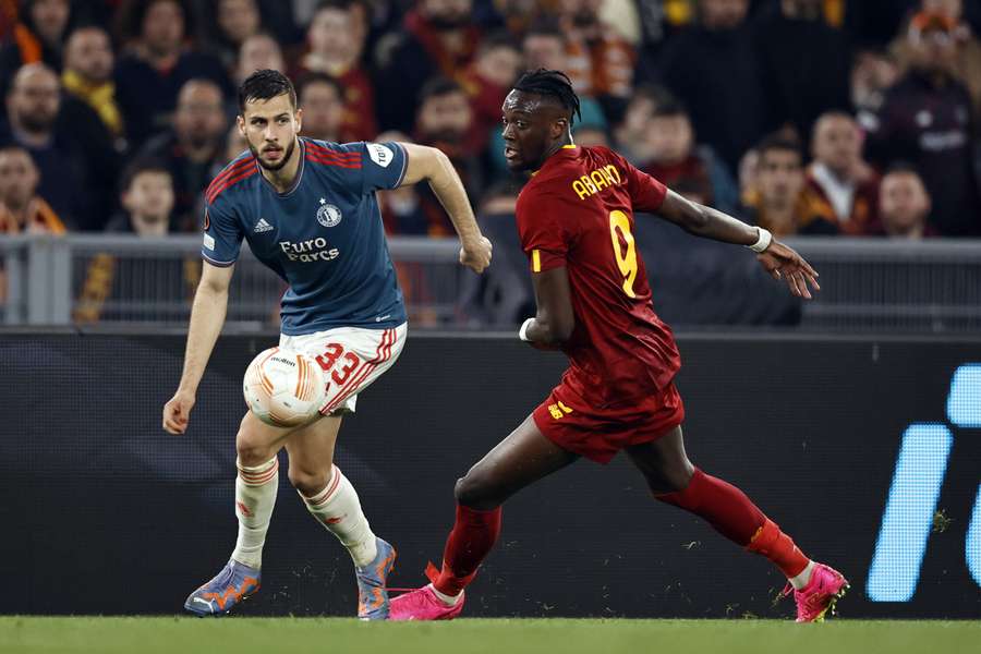 David Hancko van Feyenoord in duel met Tammy Abraham van AS Roma