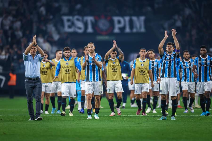 O treinador do Grêmio (esq.) e seus comandados saíram bravos de Itaquera