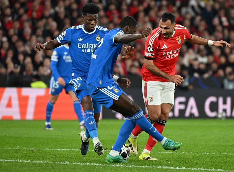 Vangelis Pavlidis în acțiune contra celor de la Real Madrid pe Estadio da Luz Vangelis Pavlidis în acțiune contra celor de la Real Madrid pe Estadio da Luz