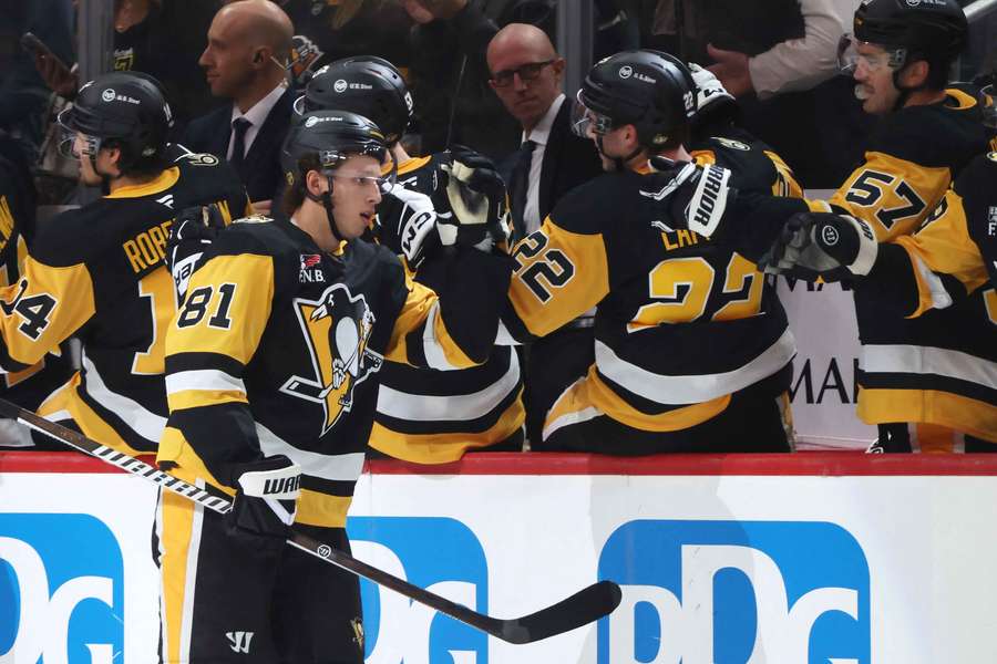 Hokejista Pittsburghu Kindel v letadle nakrátko ztratil vědomí. Hokejista Pittsburghu Kindel v letadle nakrátko ztratil vědomí.