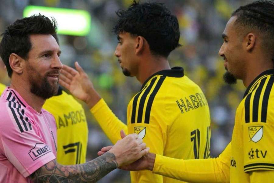 Messi saluda a Santiago antes del partido Messi saluda a Santiago antes del partido