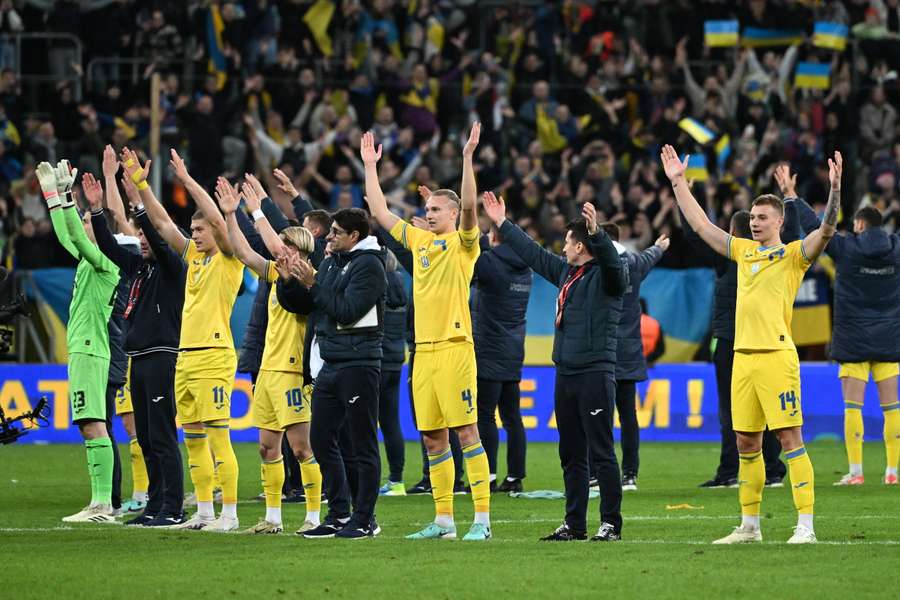 Spelers en staf van Oekraïne vieren de overwinning