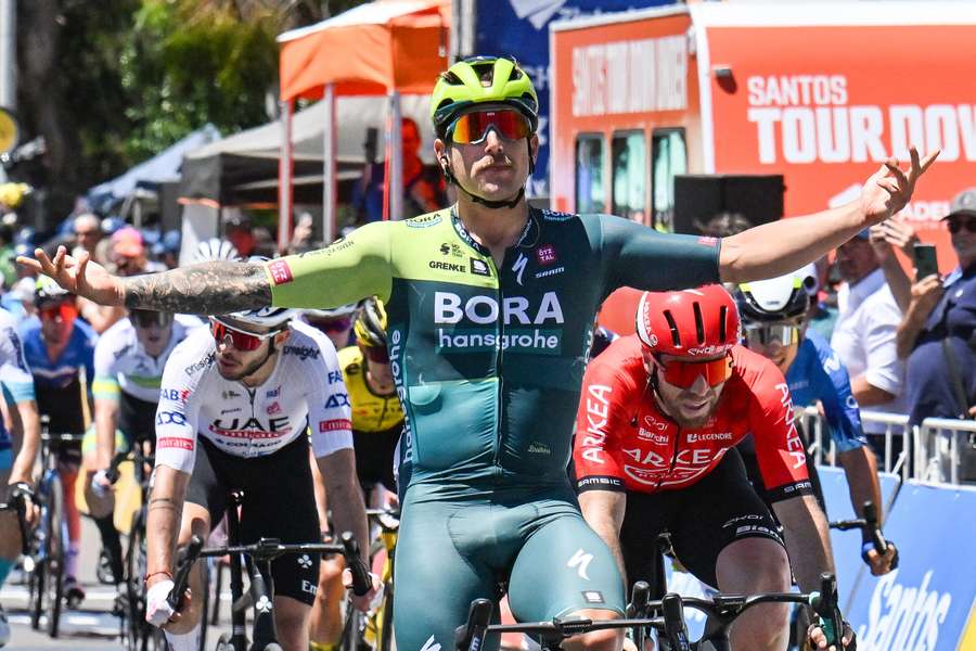 Sam Welsford jubelt nach seinem Sieg für Bora-hansgrohe auf der dritten Etappe der Tour Down Under.