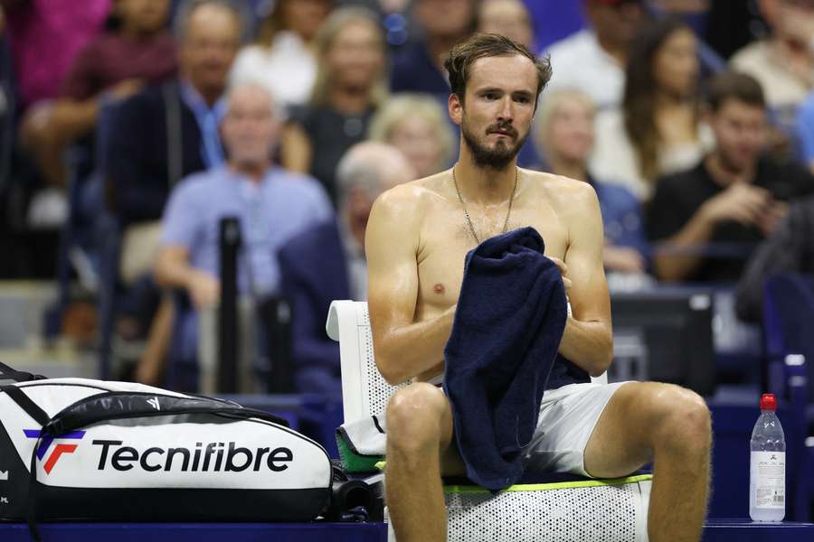 Daniil Medvedev își schimbă tricoul la US Open 2023