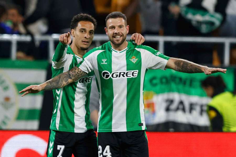 Antony e Ruibal festejam pelo Betis