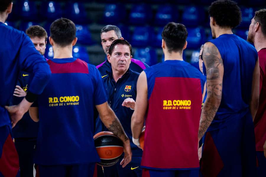 Xavi Pascual, con sus jugadores en su primer entrenamiento en el Barça