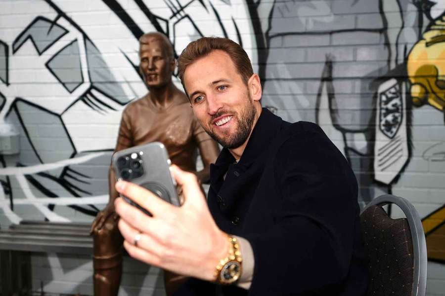 Harry Kane ao lado da estátua