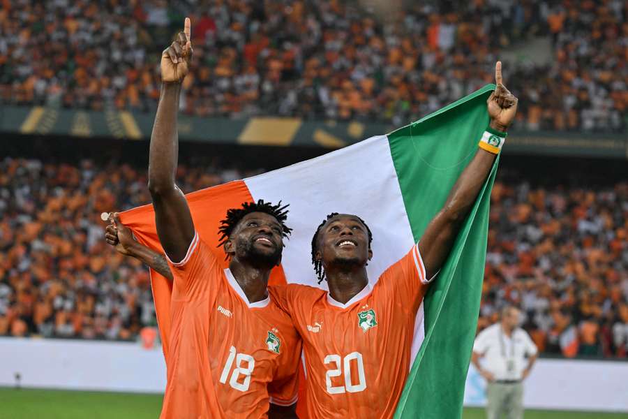 Ibrahim Sangare și Christian Kouame sărbătoresc victoria Coastei de Fildeș în finala Cupei Africii